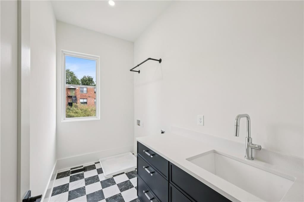 Atlanta, Georgia, 30308, United States, 4 Bedrooms Bedrooms, ,5 BathroomsBathrooms,Residential,Pending,1997548