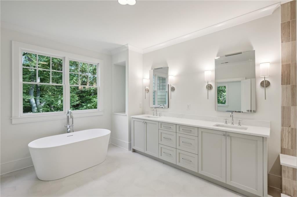 Atlanta, Georgia, 30305, United States, 6 Bedrooms Bedrooms, ,5 BathroomsBathrooms,Residential,Active,1997589