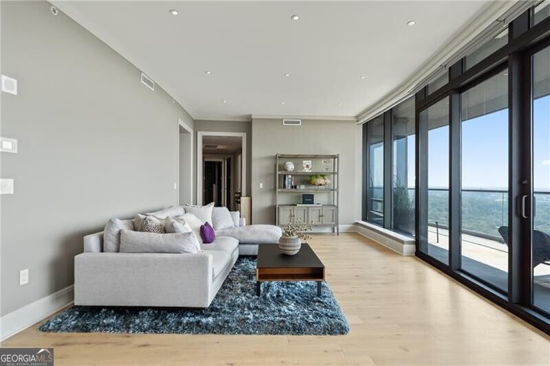 Atlanta, Georgia, 30326, United States, 2 Bedrooms Bedrooms, ,3 BathroomsBathrooms,Residential,Active,1945461