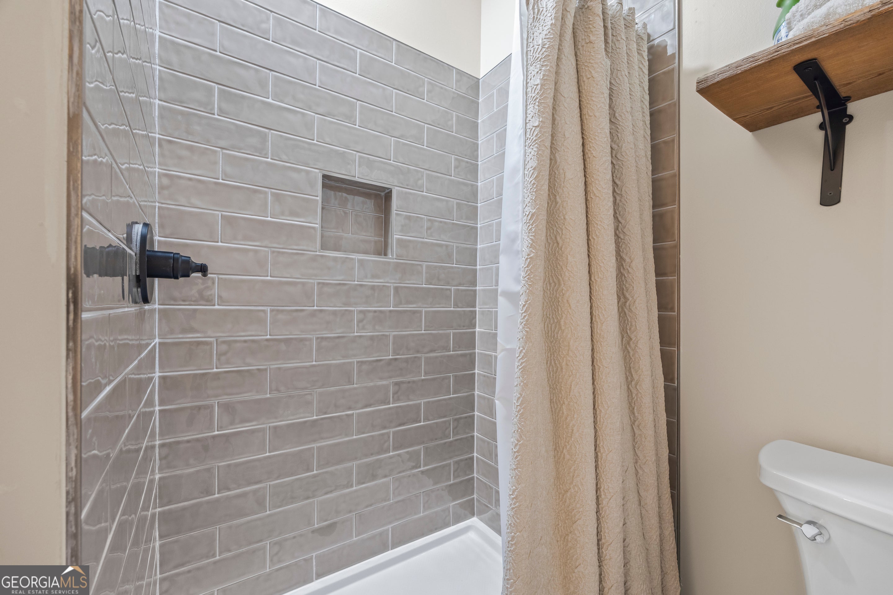 Hartwell, Georgia, 30643, United States, 6 Bedrooms Bedrooms, ,6 BathroomsBathrooms,Residential,Active,2011216