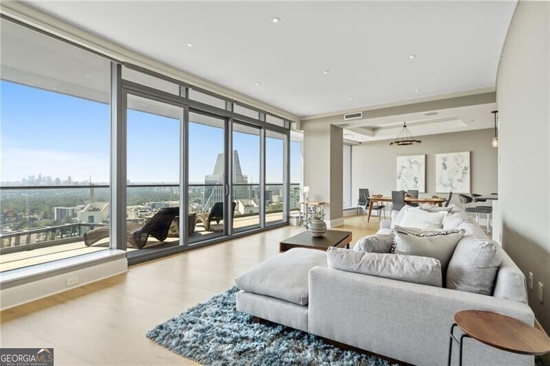 Atlanta, Georgia, 30326, United States, 2 Bedrooms Bedrooms, ,3 BathroomsBathrooms,Residential,Active,1945461