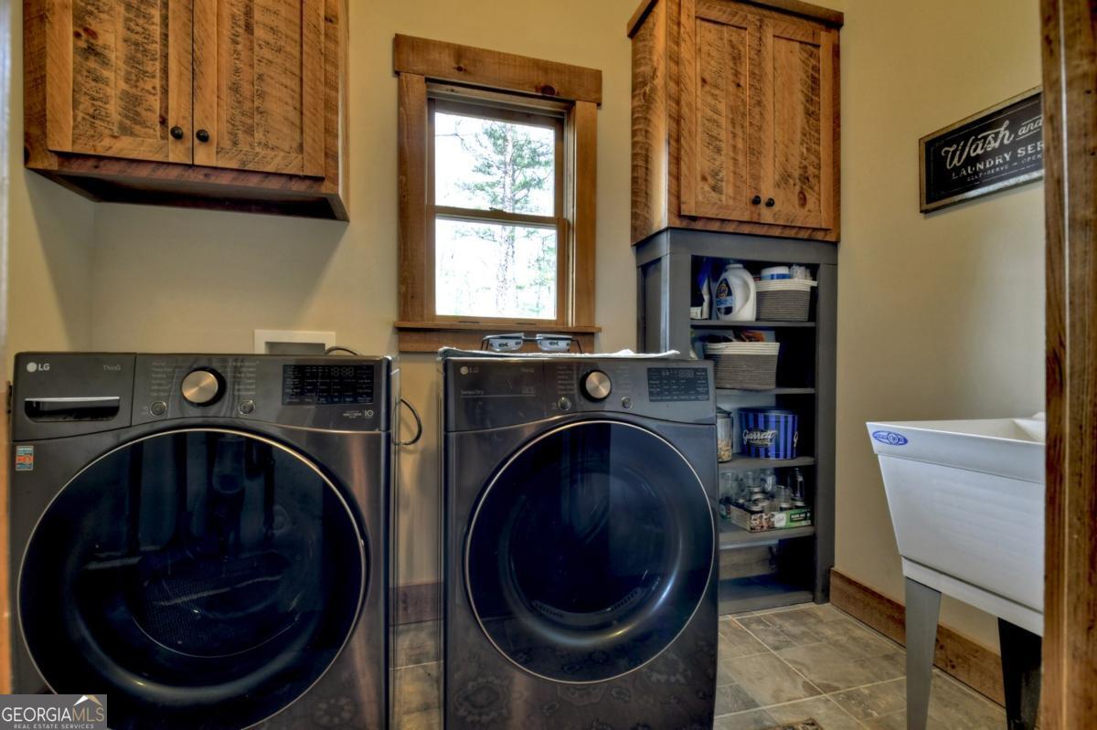 Ellijay, Georgia, 30540, United States, 5 Bedrooms Bedrooms, ,4 BathroomsBathrooms,Residential,Active,1954017