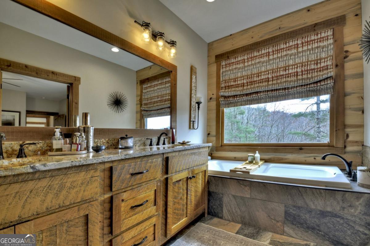 Ellijay, Georgia, 30540, United States, 5 Bedrooms Bedrooms, ,4 BathroomsBathrooms,Residential,Active,1954017