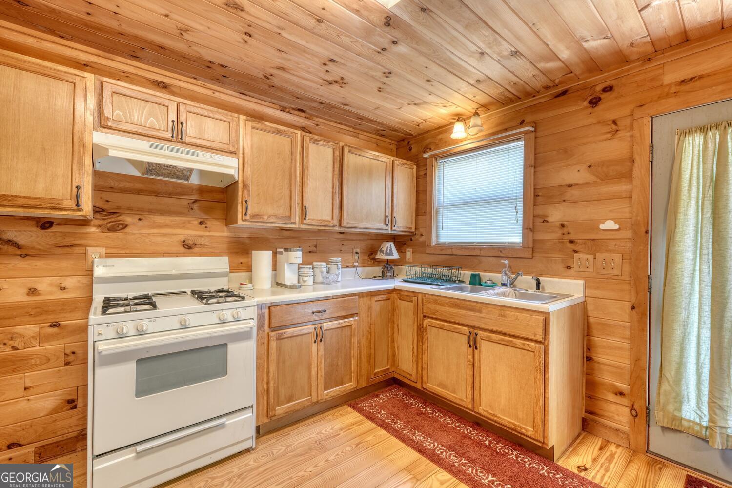 Blairsville, Georgia, 30512, United States, 4 Bedrooms Bedrooms, ,5 BathroomsBathrooms,Residential,Active,1898219