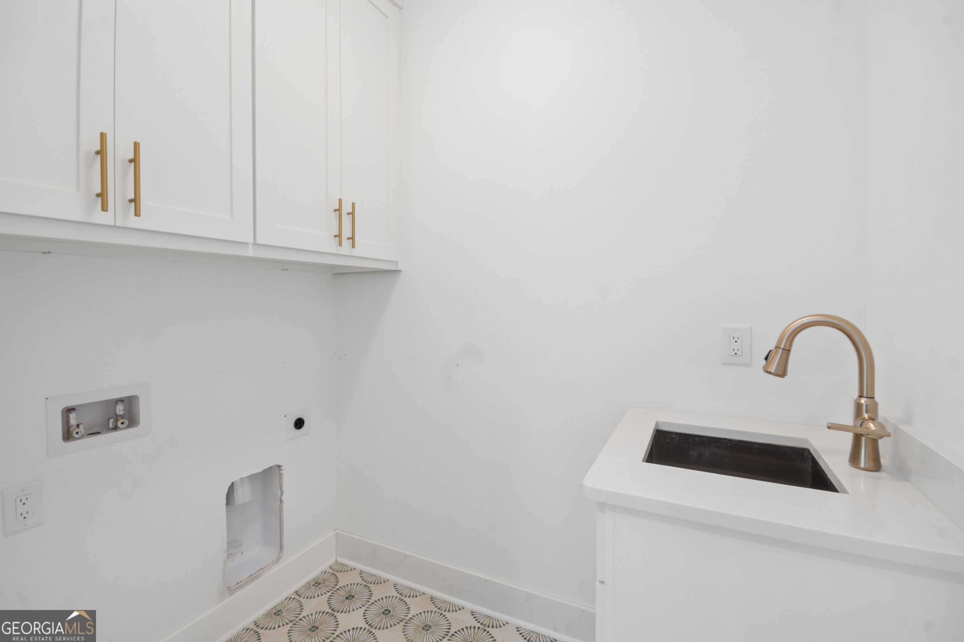 Alpharetta, Georgia, 30022, United States, 5 Bedrooms Bedrooms, ,4 BathroomsBathrooms,Residential,Active,2044146
