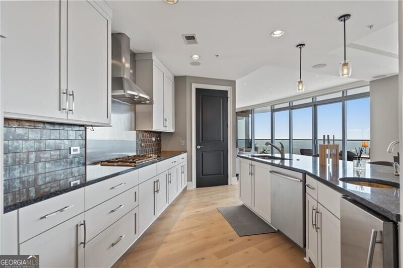 Atlanta, Georgia, 30326, United States, 2 Bedrooms Bedrooms, ,3 BathroomsBathrooms,Residential,Active,1945461