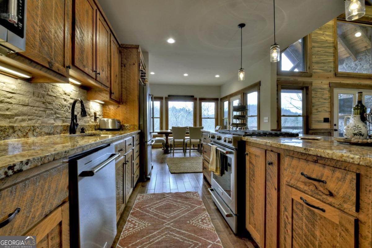 Ellijay, Georgia, 30540, United States, 5 Bedrooms Bedrooms, ,4 BathroomsBathrooms,Residential,Active,1954017