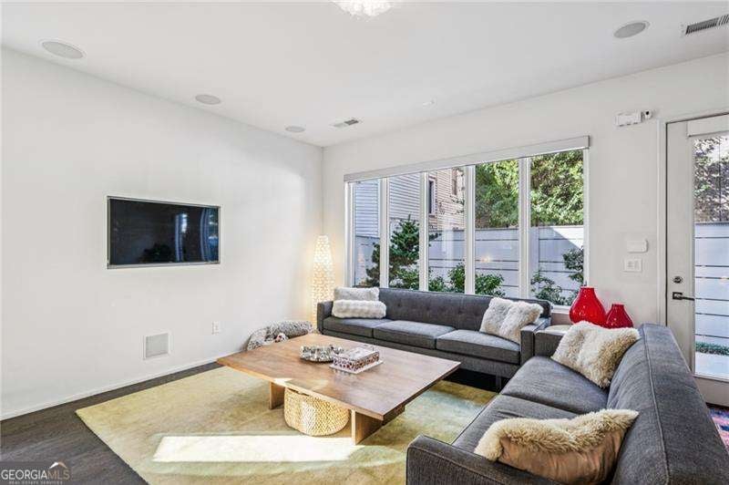 Atlanta, Georgia, 30309, United States, 3 Bedrooms Bedrooms, ,4 BathroomsBathrooms,Residential,Active,1987236