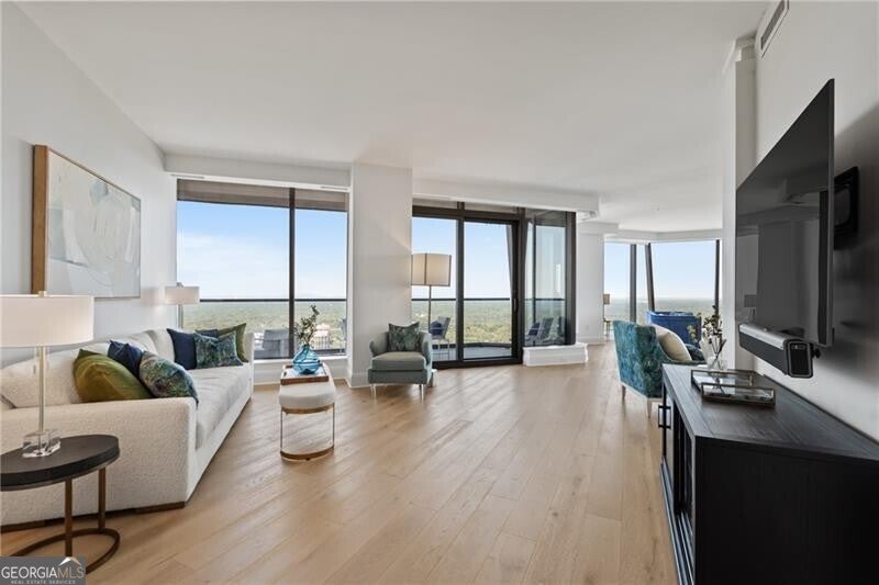 Atlanta, Georgia, 30326, United States, 2 Bedrooms Bedrooms, ,3 BathroomsBathrooms,Residential,Active,1945475