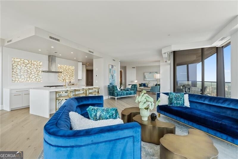 Atlanta, Georgia, 30326, United States, 2 Bedrooms Bedrooms, ,3 BathroomsBathrooms,Residential,Active,1945475