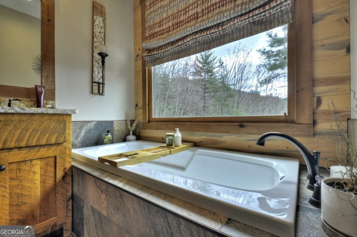 Ellijay, Georgia, 30540, United States, 5 Bedrooms Bedrooms, ,4 BathroomsBathrooms,Residential,Active,1954017