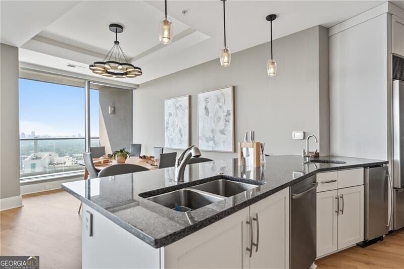 Atlanta, Georgia, 30326, United States, 2 Bedrooms Bedrooms, ,3 BathroomsBathrooms,Residential,Active,1945461