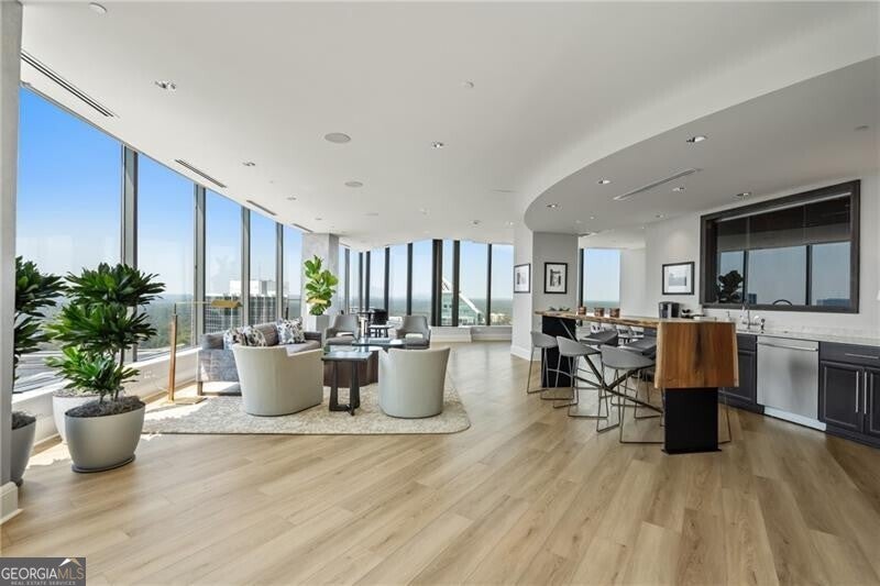 Atlanta, Georgia, 30326, United States, 2 Bedrooms Bedrooms, ,3 BathroomsBathrooms,Residential,Active,1945475