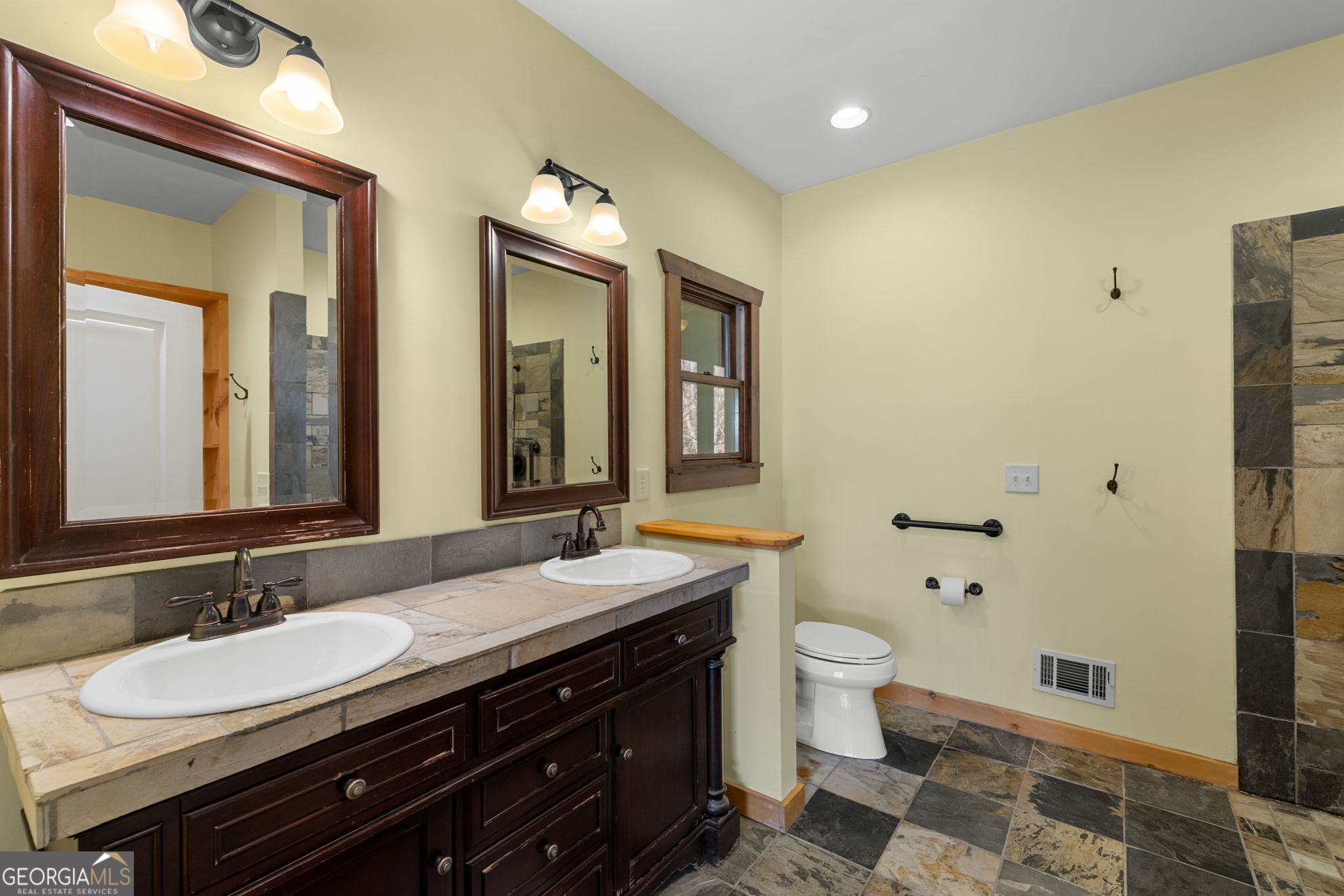 Clarkesville, Georgia, 30523, United States, 3 Bedrooms Bedrooms, ,4 BathroomsBathrooms,Residential,Active,2007020