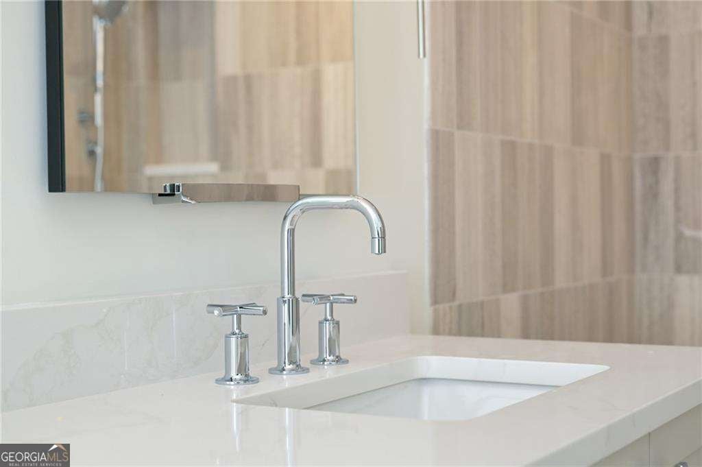 Atlanta, Georgia, 30305, United States, 6 Bedrooms Bedrooms, ,5 BathroomsBathrooms,Residential,Active,1702025