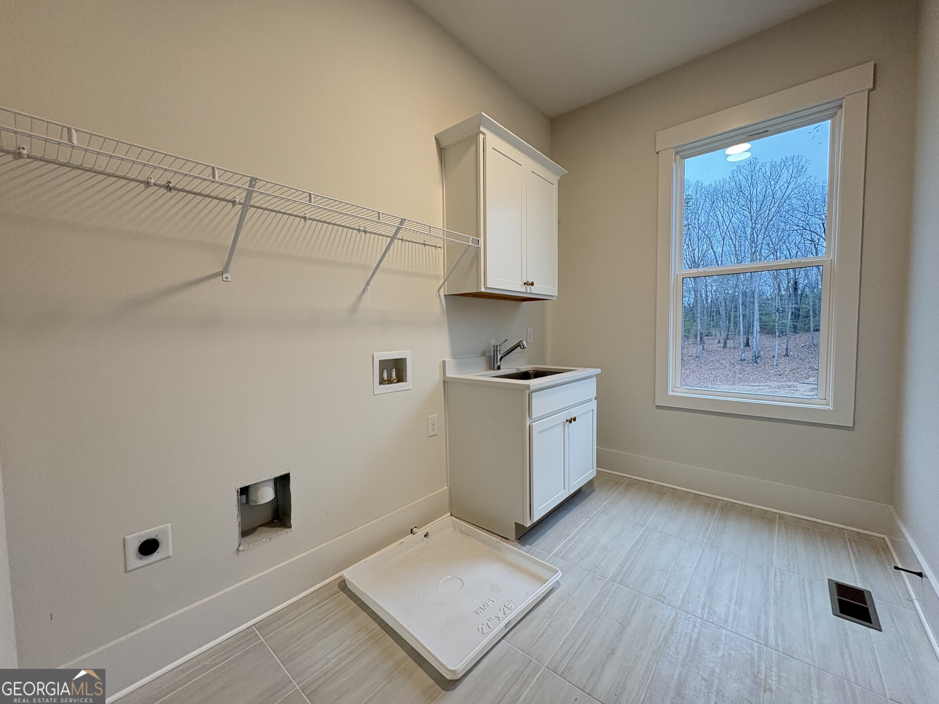 Cumming, Georgia, 30041, United States, 4 Bedrooms Bedrooms, ,5 BathroomsBathrooms,Residential,Active,2008005