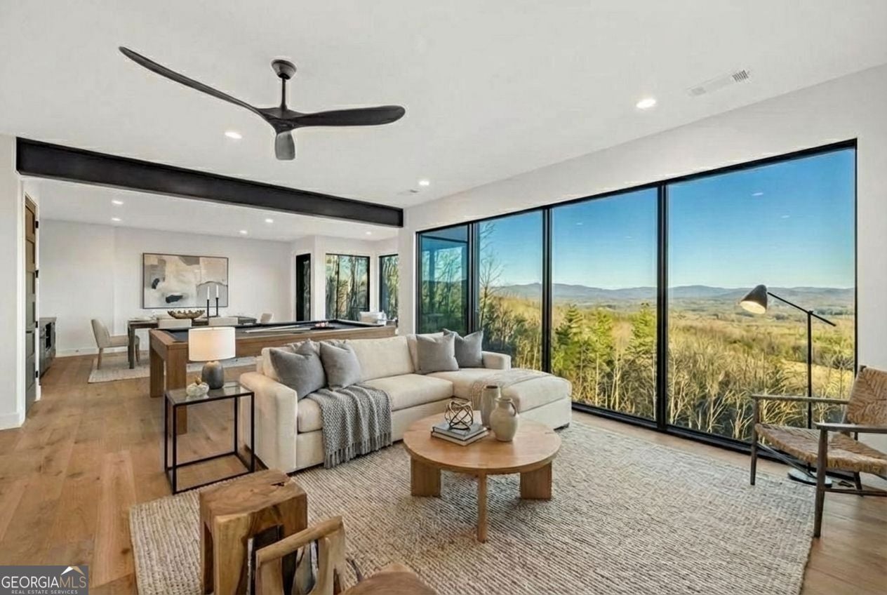 Blairsville, Georgia, 30512, United States, 4 Bedrooms Bedrooms, ,4 BathroomsBathrooms,Residential,Active,2044566