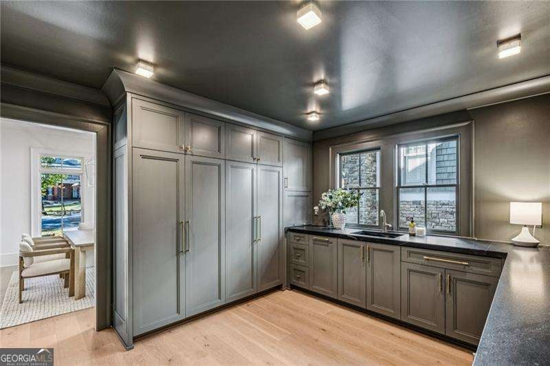 Atlanta, Georgia, 30306, United States, 6 Bedrooms Bedrooms, ,7 BathroomsBathrooms,Residential,Active,1994977