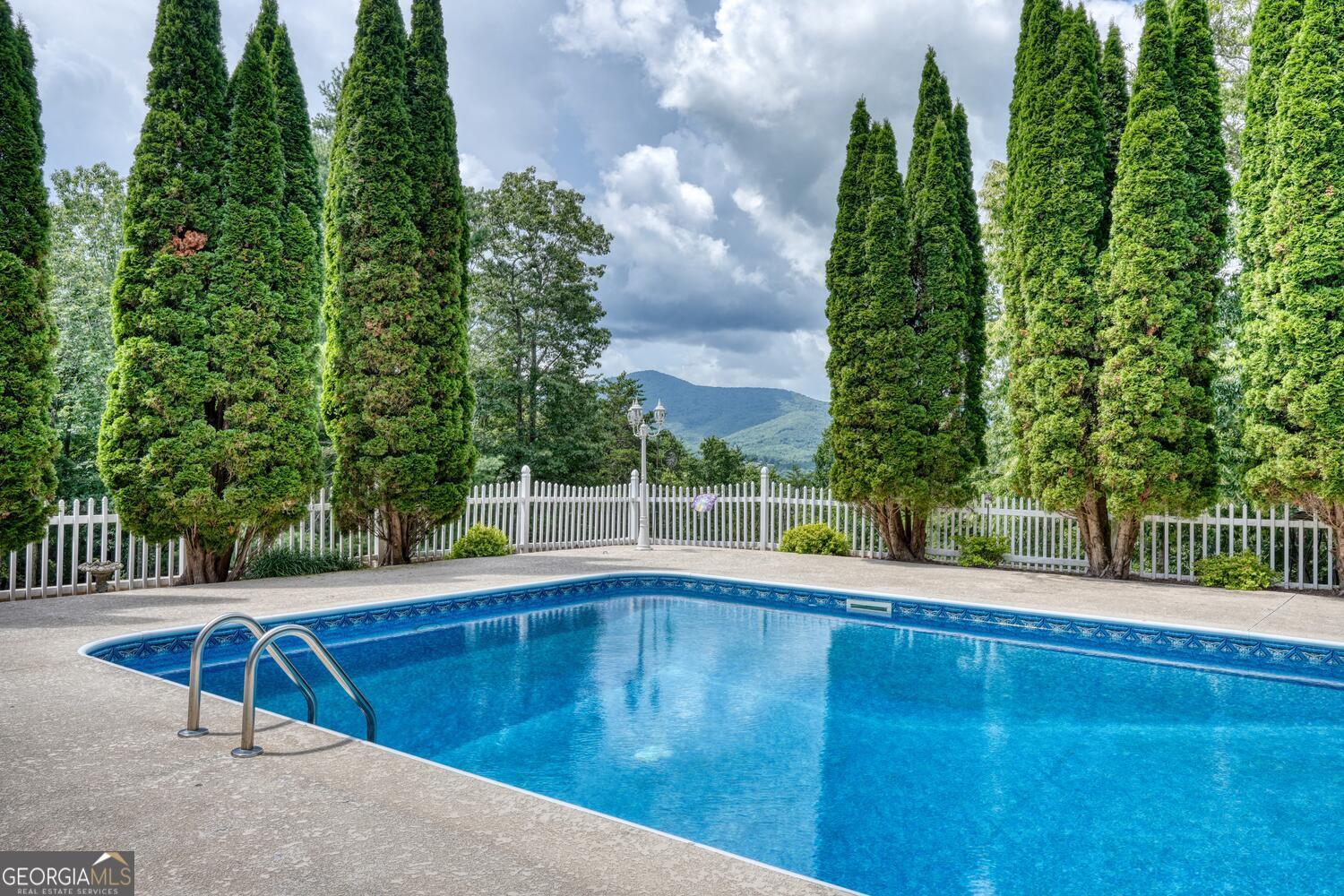 Blairsville, Georgia, 30512, United States, 4 Bedrooms Bedrooms, ,4 BathroomsBathrooms,Residential,Active,1897990