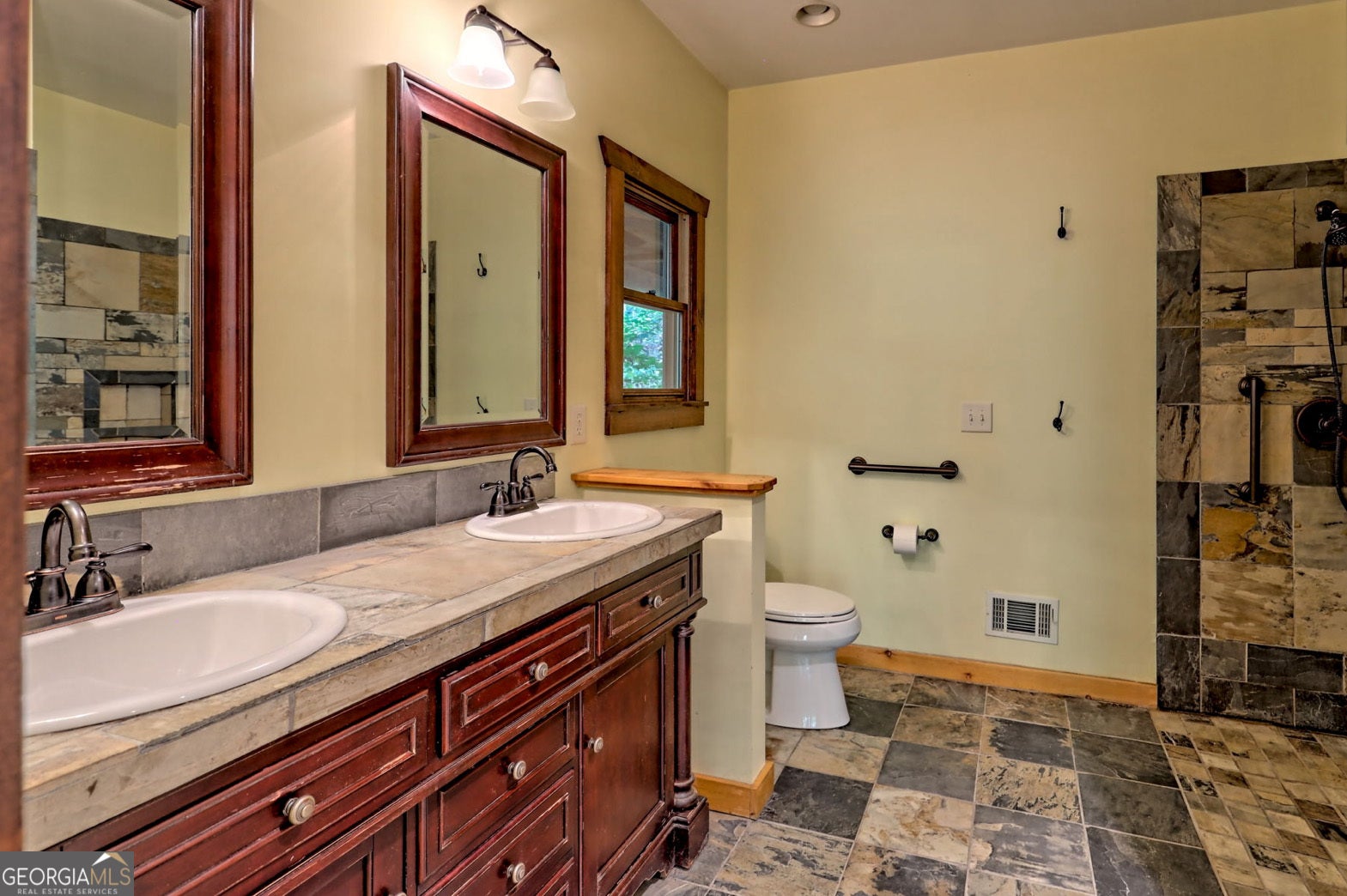 Clarkesville, Georgia, 30523, United States, 2 Bedrooms Bedrooms, ,4 BathroomsBathrooms,Residential,Active,1953278