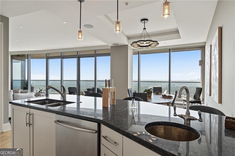 Atlanta, Georgia, 30326, United States, 2 Bedrooms Bedrooms, ,3 BathroomsBathrooms,Residential,Active,1945461