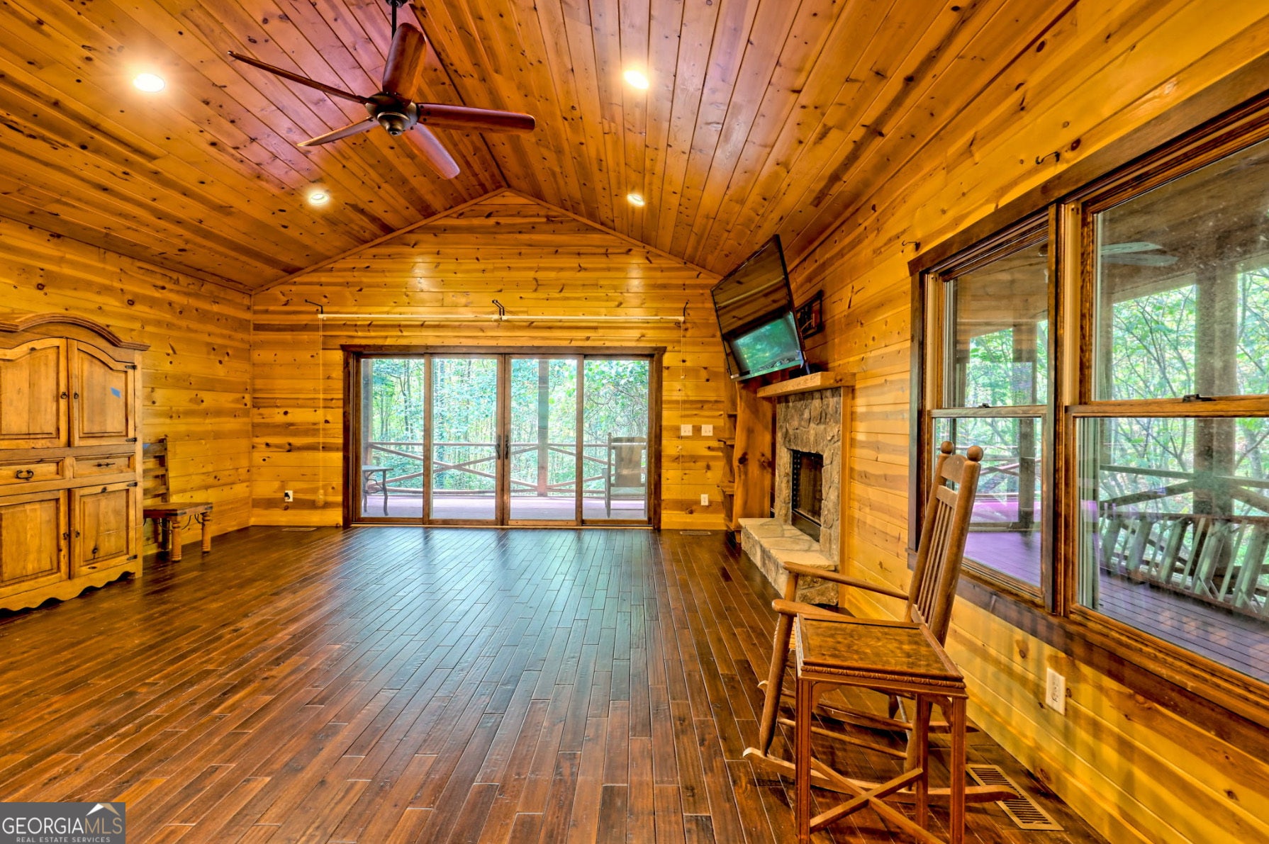 Clarkesville, Georgia, 30523, United States, 2 Bedrooms Bedrooms, ,4 BathroomsBathrooms,Residential,Active,1953278