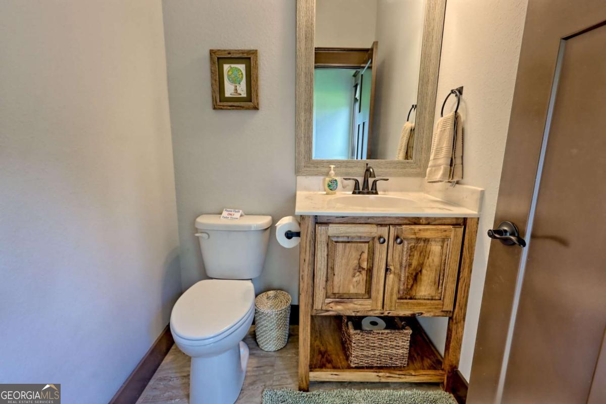 Hiawassee, Georgia, 30546, United States, 2 Bedrooms Bedrooms, ,3 BathroomsBathrooms,Residential,Active,1914779
