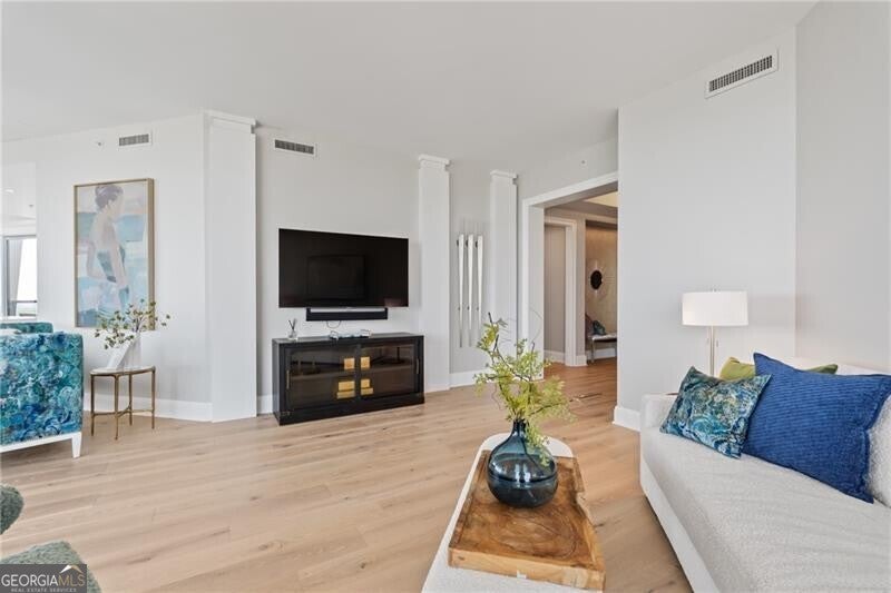 Atlanta, Georgia, 30326, United States, 2 Bedrooms Bedrooms, ,3 BathroomsBathrooms,Residential,Active,1945475