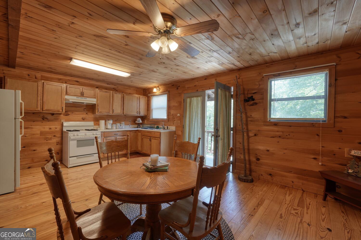 Blairsville, Georgia, 30512, United States, 4 Bedrooms Bedrooms, ,5 BathroomsBathrooms,Residential,Active,1898219