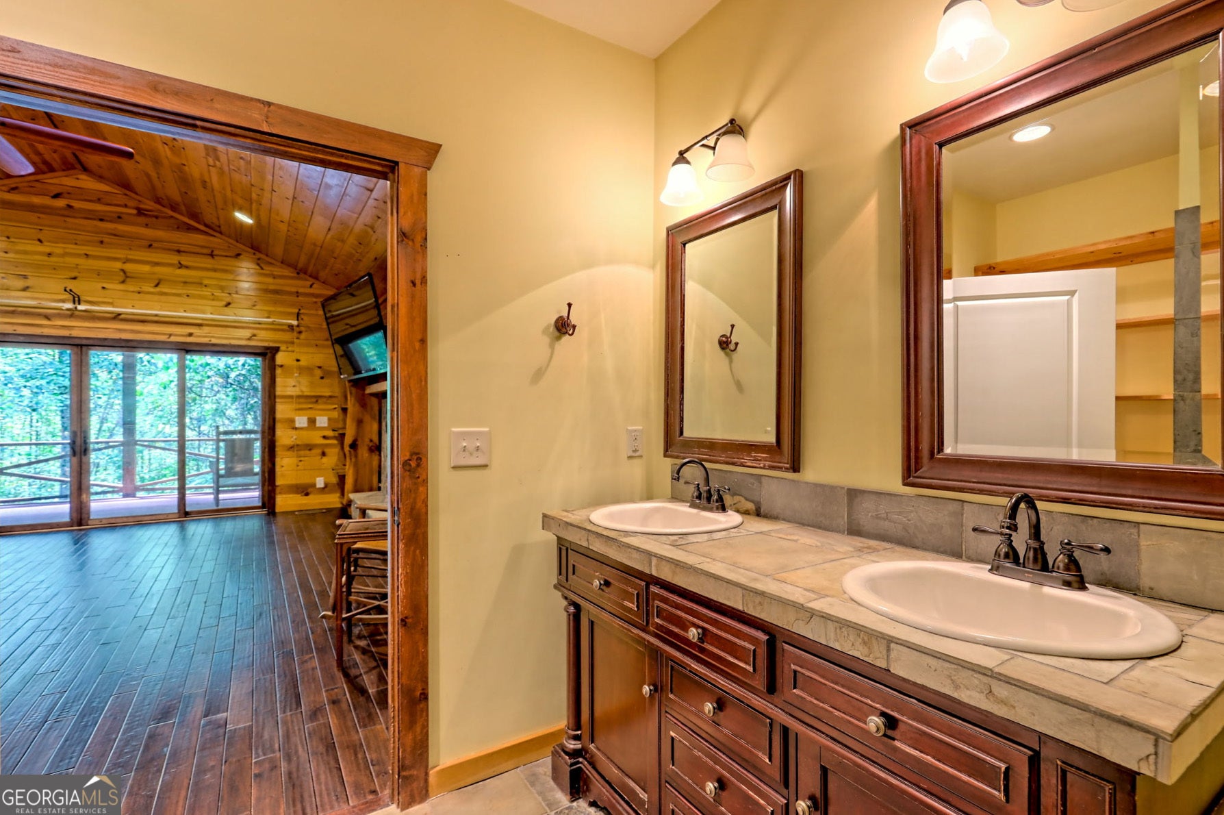 Clarkesville, Georgia, 30523, United States, 2 Bedrooms Bedrooms, ,4 BathroomsBathrooms,Residential,Active,1953278