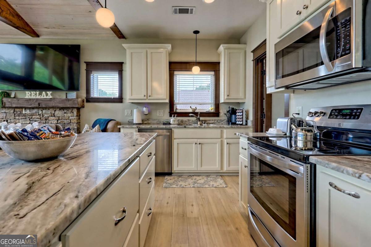 Hiawassee, Georgia, 30546, United States, 2 Bedrooms Bedrooms, ,3 BathroomsBathrooms,Residential,Active,1914779