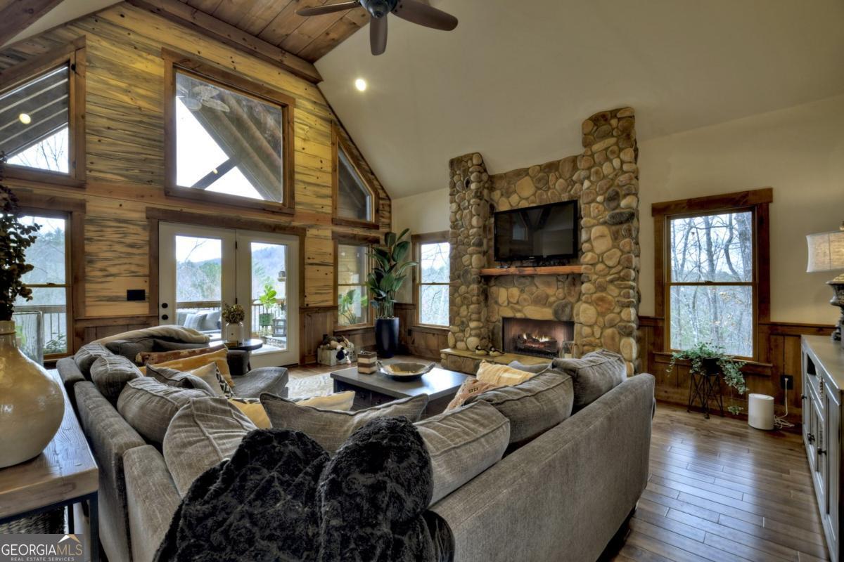 Ellijay, Georgia, 30540, United States, 5 Bedrooms Bedrooms, ,4 BathroomsBathrooms,Residential,Active,1954017