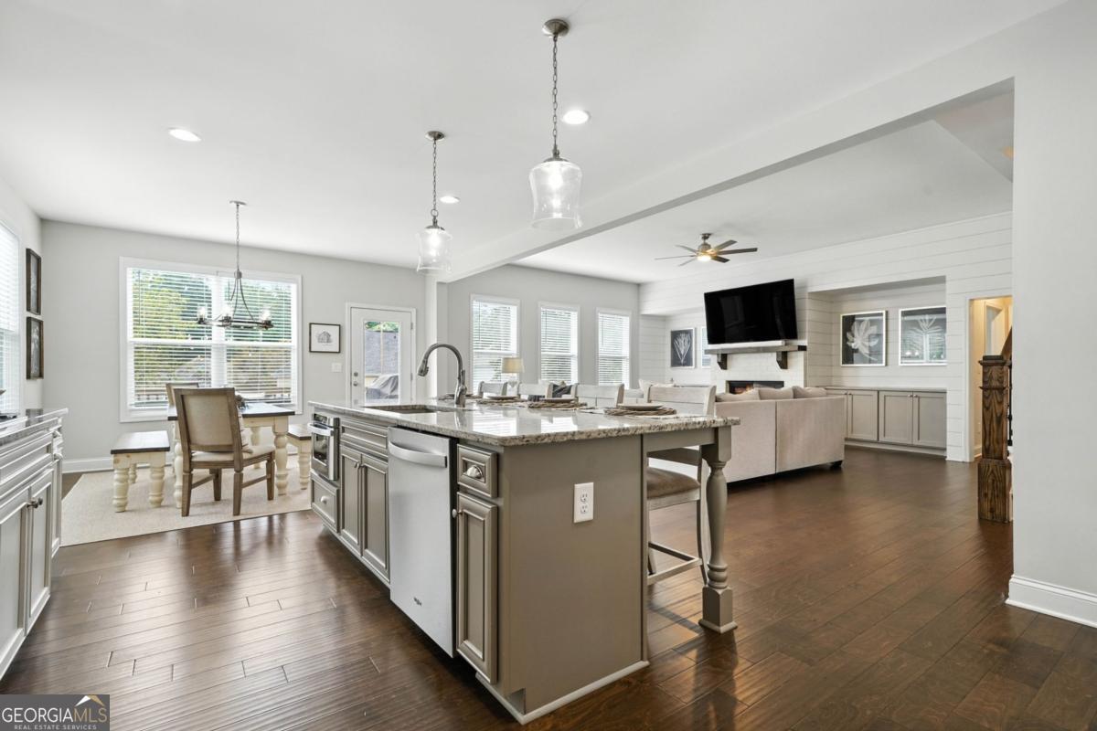 Canton, Georgia, 30115, United States, 7 Bedrooms Bedrooms, ,4 BathroomsBathrooms,Residential,Active,1936405