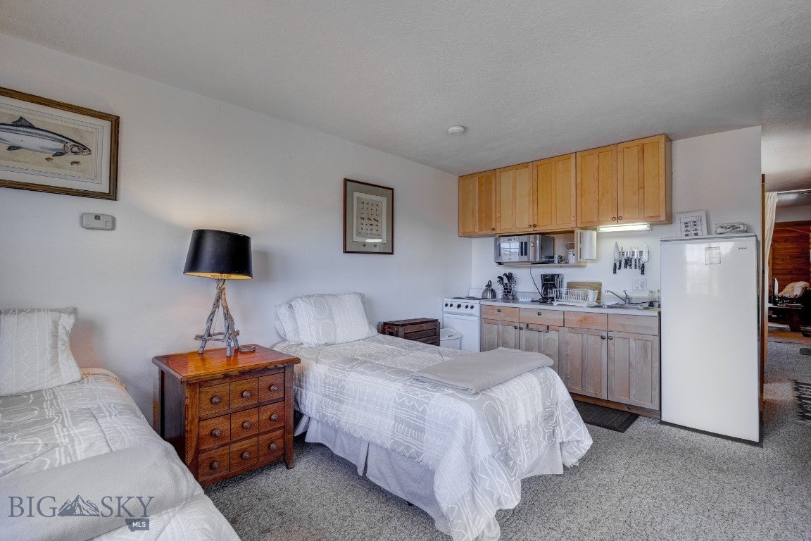 Cameron, Montana, 59720, United States, ,2 BathroomsBathrooms,Residential,Active,1769574