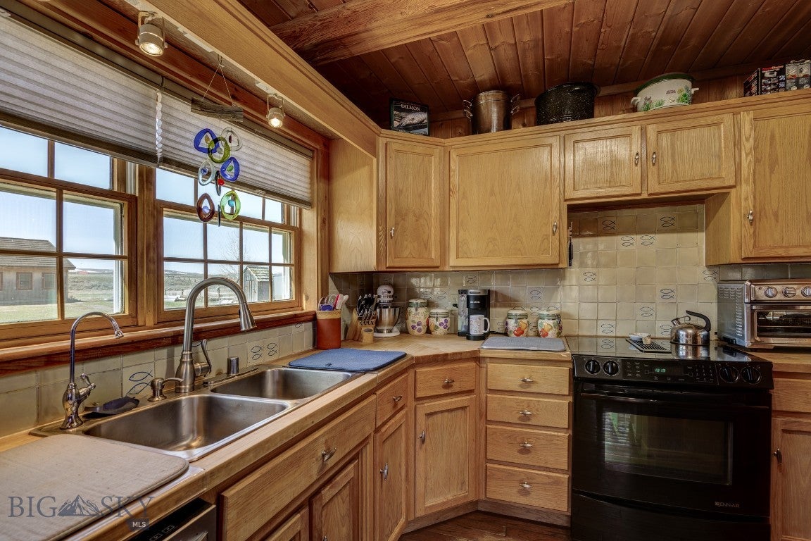 Cameron, Montana, 59720, United States, ,2 BathroomsBathrooms,Residential,Active,1769574