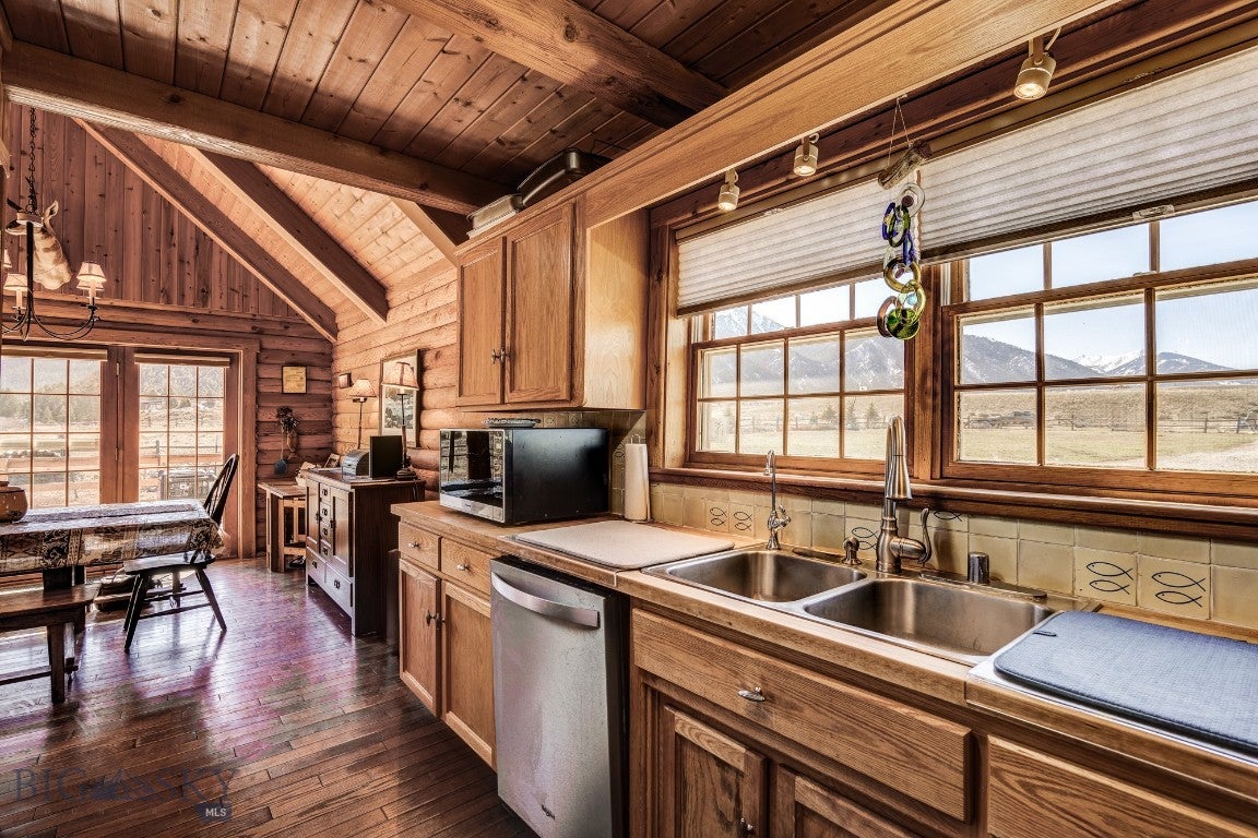 Cameron, Montana, 59720, United States, ,2 BathroomsBathrooms,Residential,Active,1769574