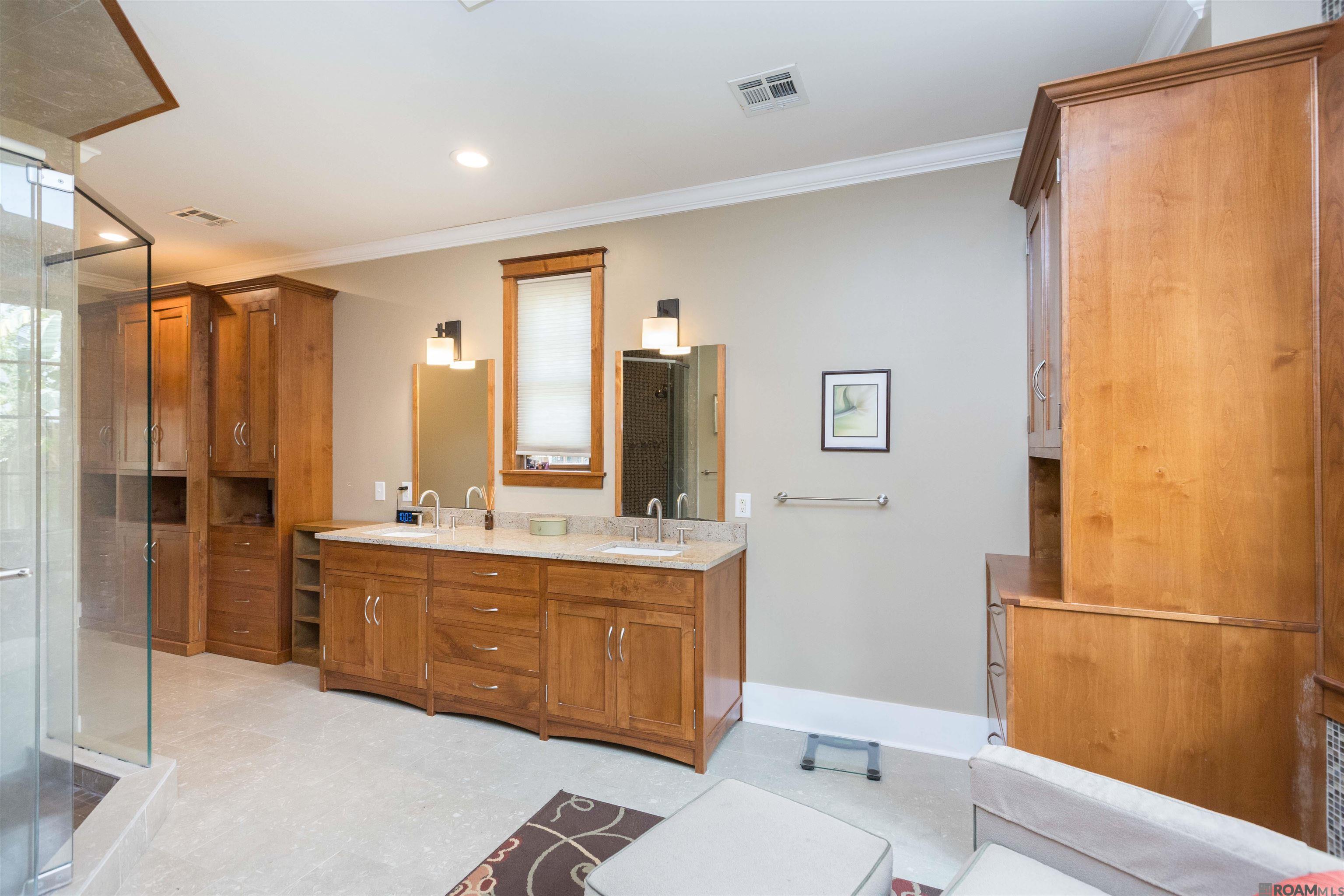 Baton Rouge, Louisiana, 70808, United States, 4 Bedrooms Bedrooms, ,4 BathroomsBathrooms,Residential,Active,2002323