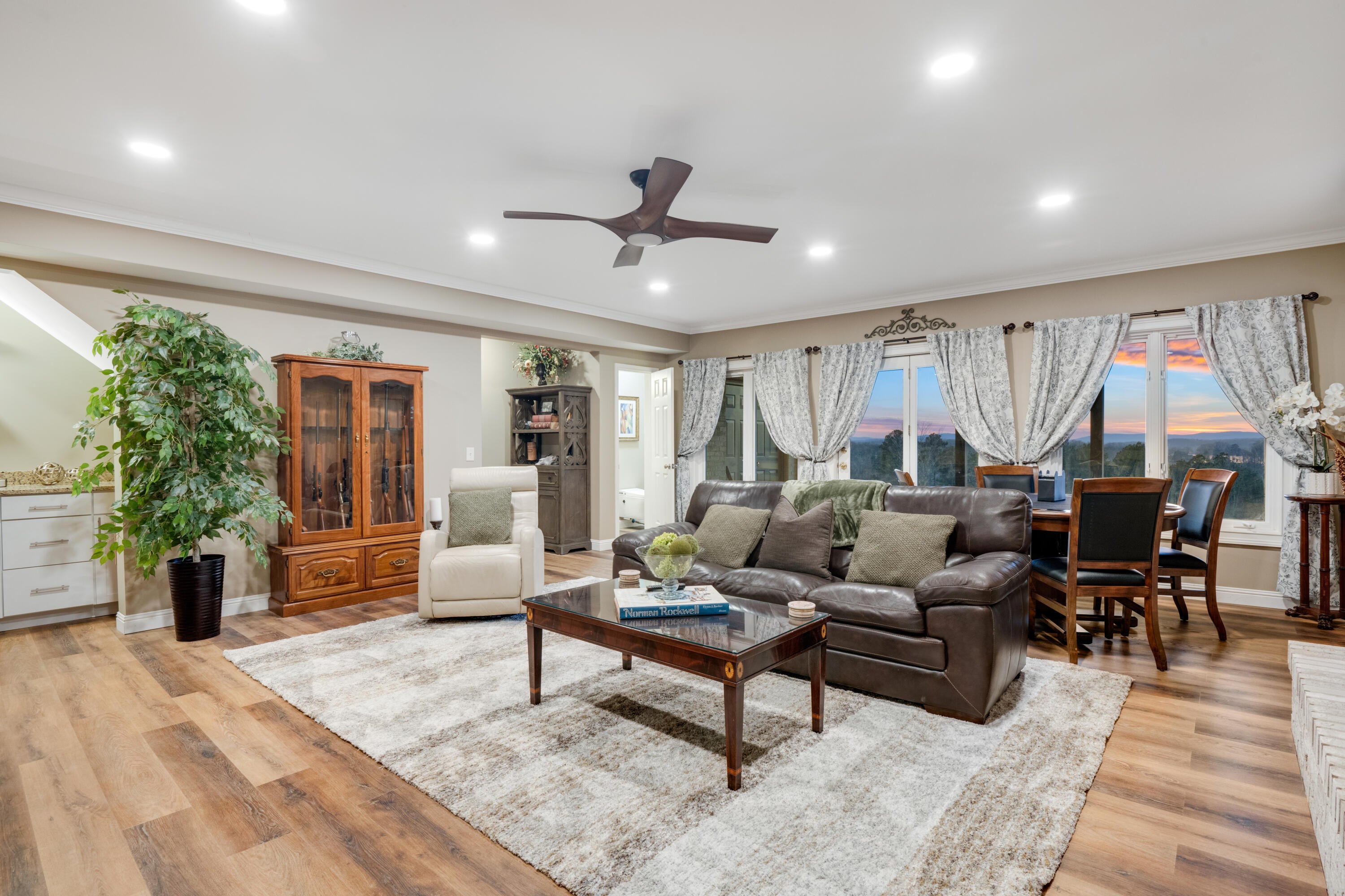 Chattanooga, Tennessee, 37416, United States, 4 Bedrooms Bedrooms, ,5 BathroomsBathrooms,Residential,Pending,2007030