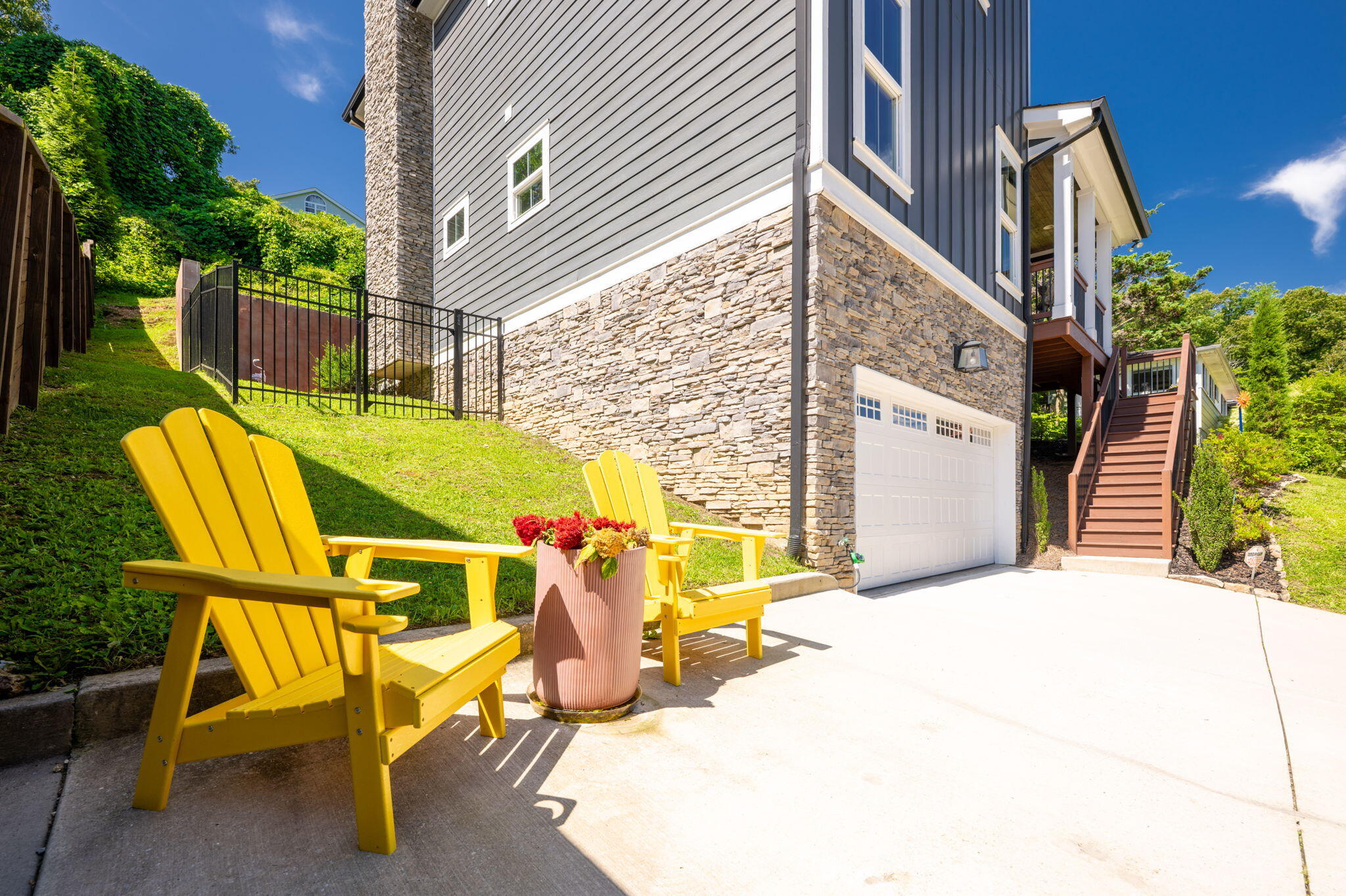 Chattanooga, Tennessee, 37405, United States, 4 Bedrooms Bedrooms, ,4 BathroomsBathrooms,Residential,Active,1893208