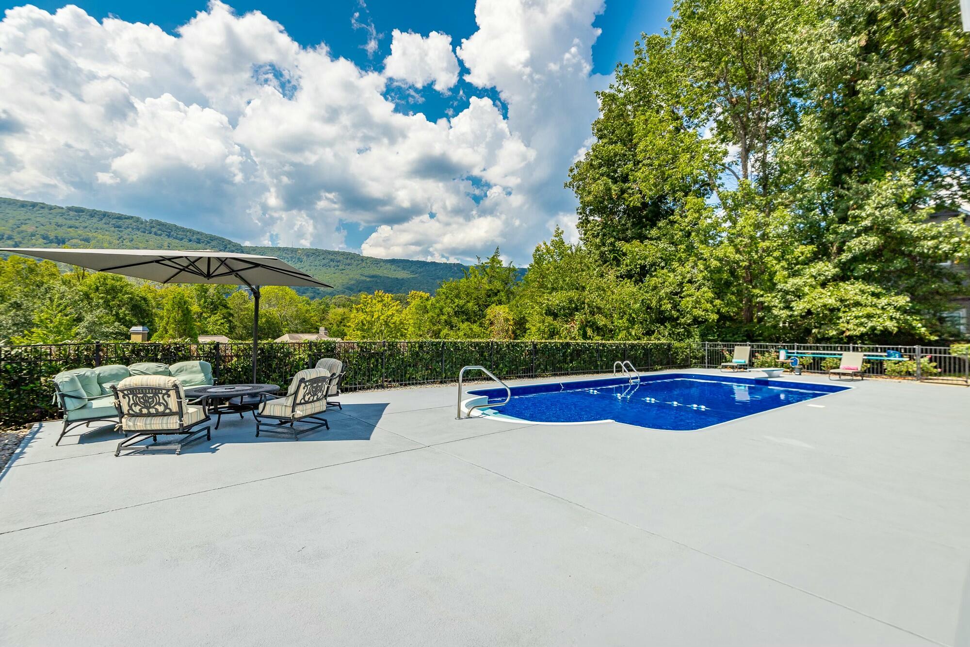 Chattanooga, Tennessee, 37419, United States, 5 Bedrooms Bedrooms, ,6 BathroomsBathrooms,Residential,Active,1762855
