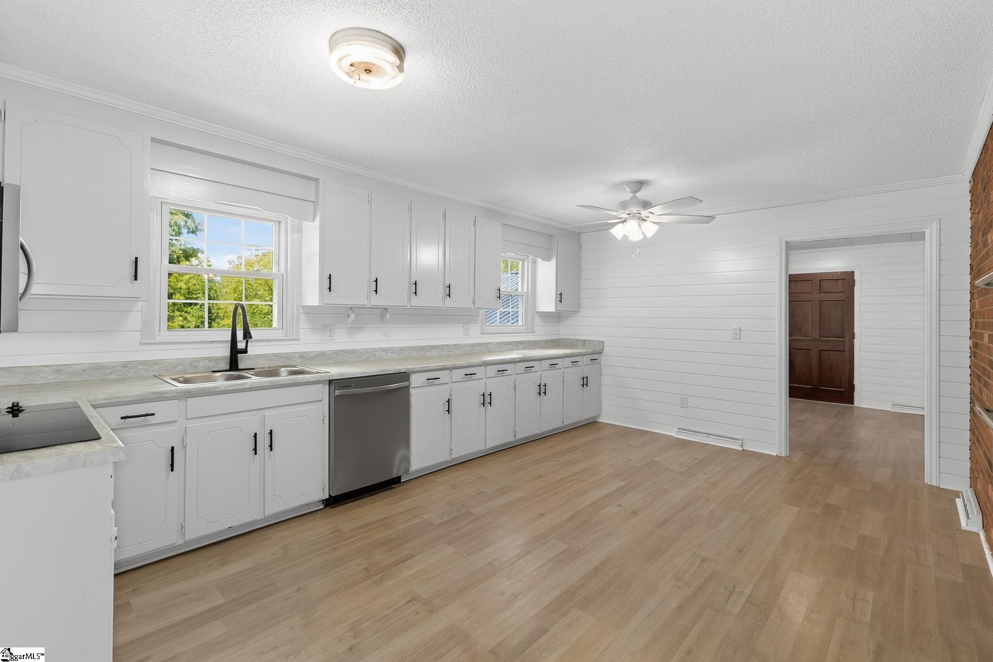 Laurens, South Carolina, 29360, United States, 4 Bedrooms Bedrooms, ,4 BathroomsBathrooms,Residential,Active,1914597