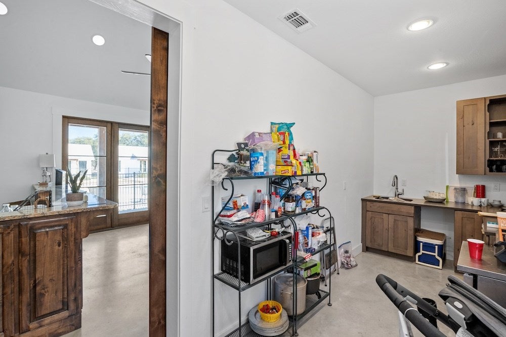 Fredericksburg, Texas, 78624, United States, 3 Bedrooms Bedrooms, ,3 BathroomsBathrooms,Residential,Active,1733951