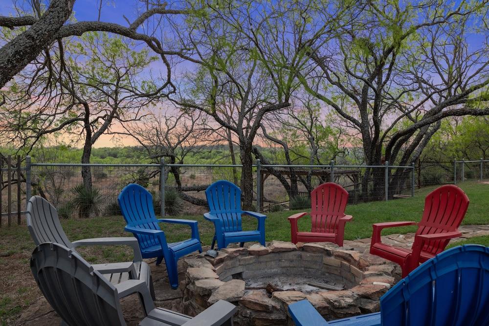 Fredericksburg, Texas, 78624, United States, ,3 BathroomsBathrooms,Residential,Active,1764458
