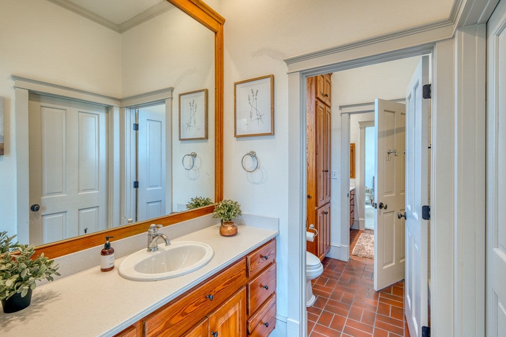 Fredericksburg, Texas, 78624, United States, 5 Bedrooms Bedrooms, ,4 BathroomsBathrooms,Residential,Active,2010212