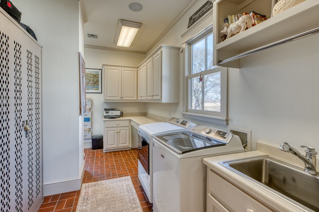 Fredericksburg, Texas, 78624, United States, 5 Bedrooms Bedrooms, ,4 BathroomsBathrooms,Residential,Active,2010212