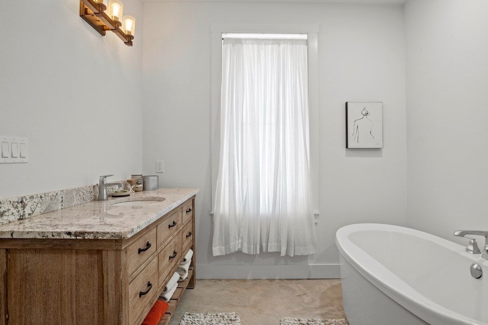 Fredericksburg, Texas, 78624, United States, 3 Bedrooms Bedrooms, ,4 BathroomsBathrooms,Residential,Active,1741684