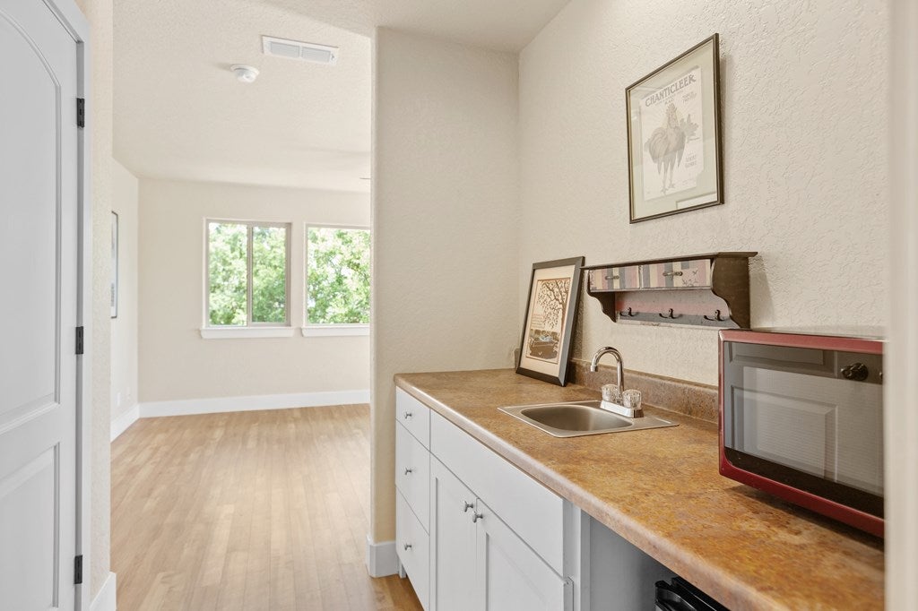 Fredericksburg, Texas, 78624, United States, 3 Bedrooms Bedrooms, ,4 BathroomsBathrooms,Residential,Active,1849215