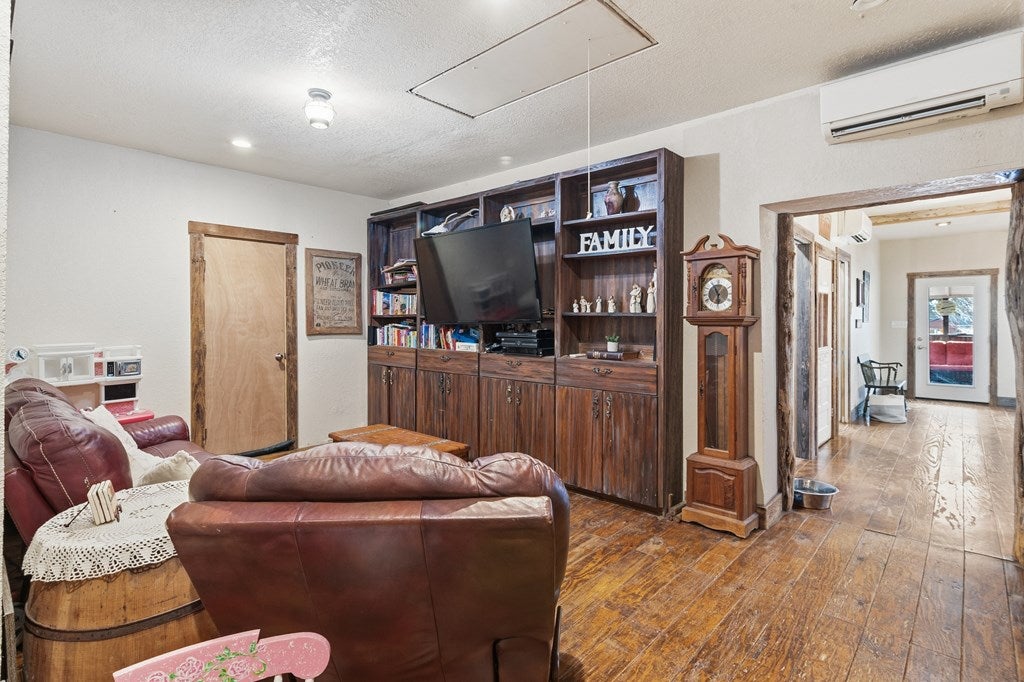 Blanco, Texas, 78606, United States, 3 Bedrooms Bedrooms, ,4 BathroomsBathrooms,Residential,Active,2017094