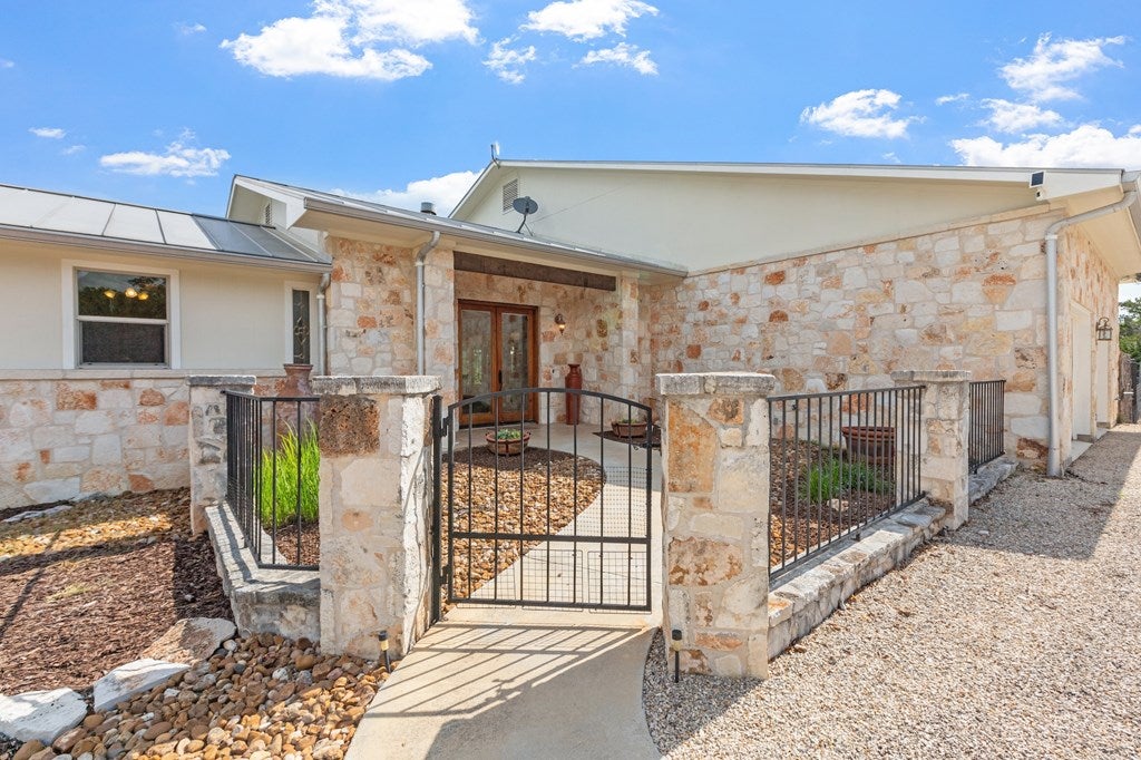 Fredericksburg, Texas, 78624, United States, 3 Bedrooms Bedrooms, ,4 BathroomsBathrooms,Residential,Active,1849215