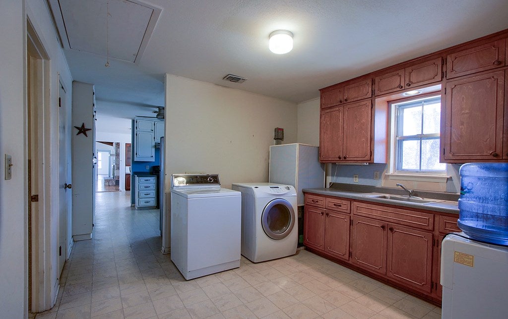 Fredericksburg, Texas, 78624, United States, 3 Bedrooms Bedrooms, ,3 BathroomsBathrooms,Residential,Active,1741666